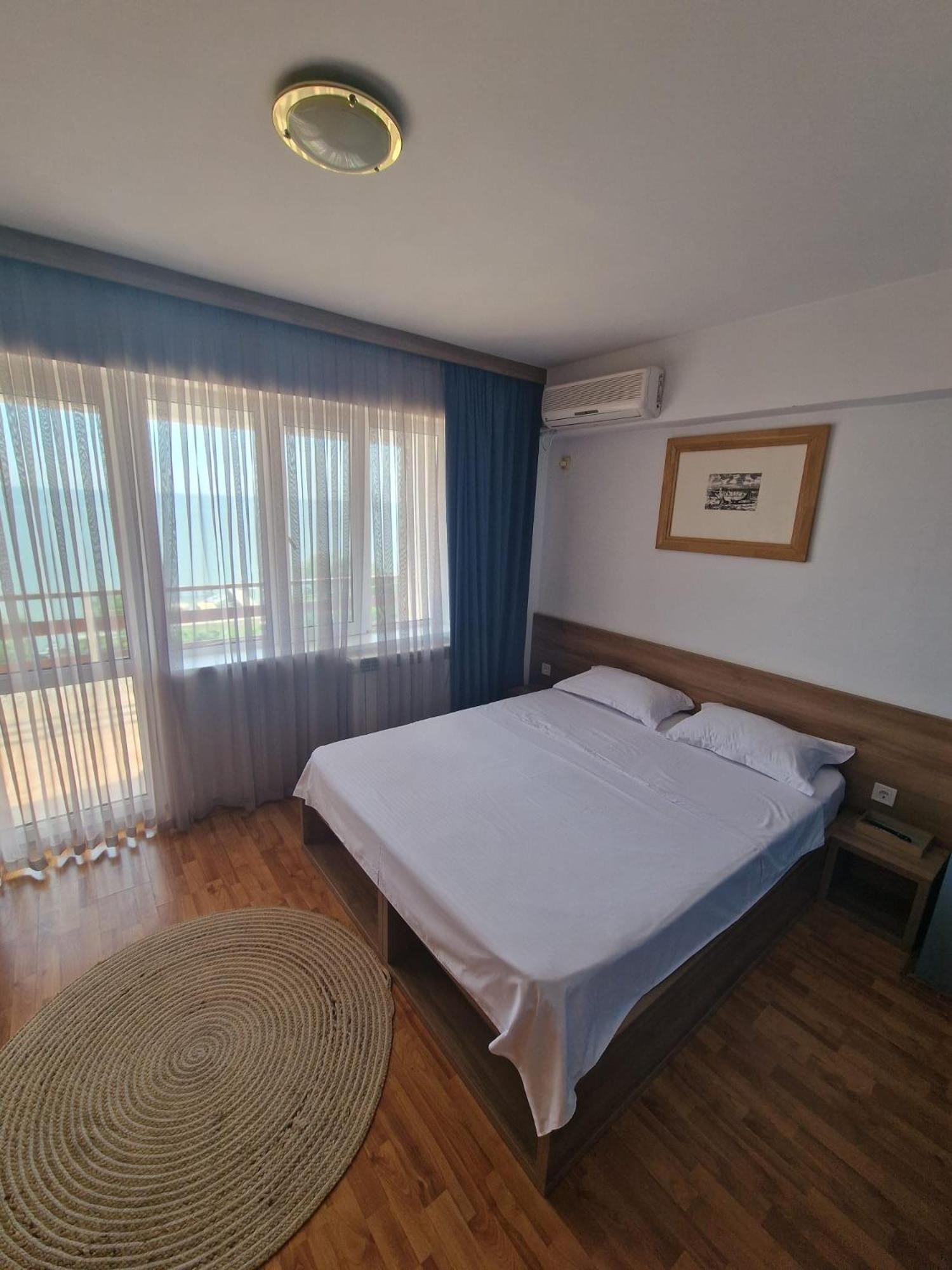 Hotel Poarta Apelor Sarichioi Esterno foto