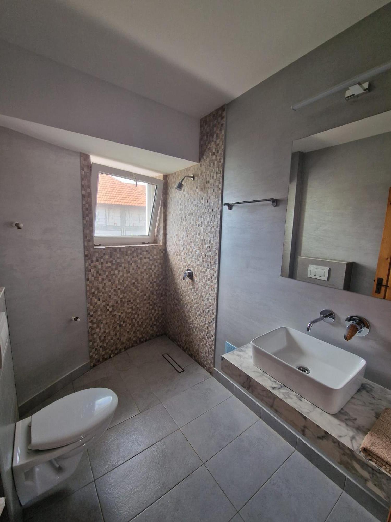Hotel Poarta Apelor Sarichioi Esterno foto
