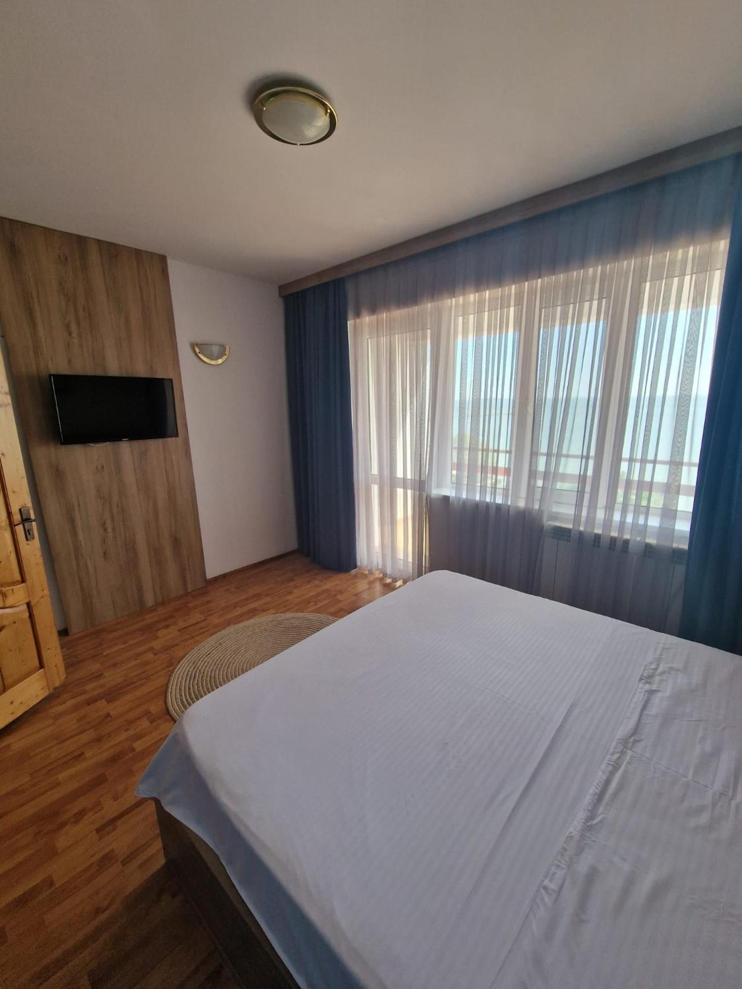 Hotel Poarta Apelor Sarichioi Esterno foto